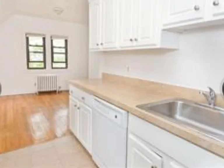 Larchmont Acres — Photo 2