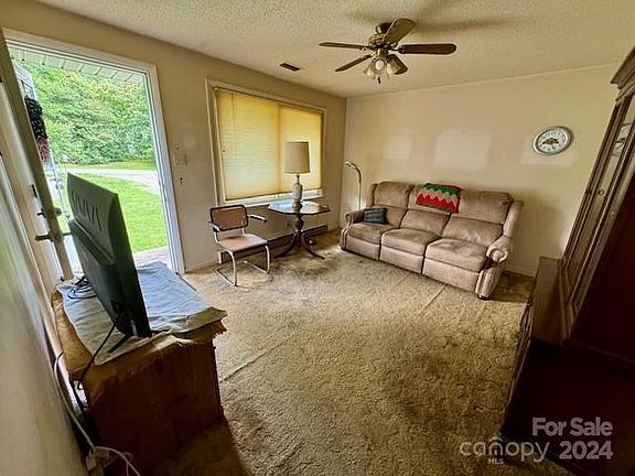 3rd image of 1655 Meadow Ln