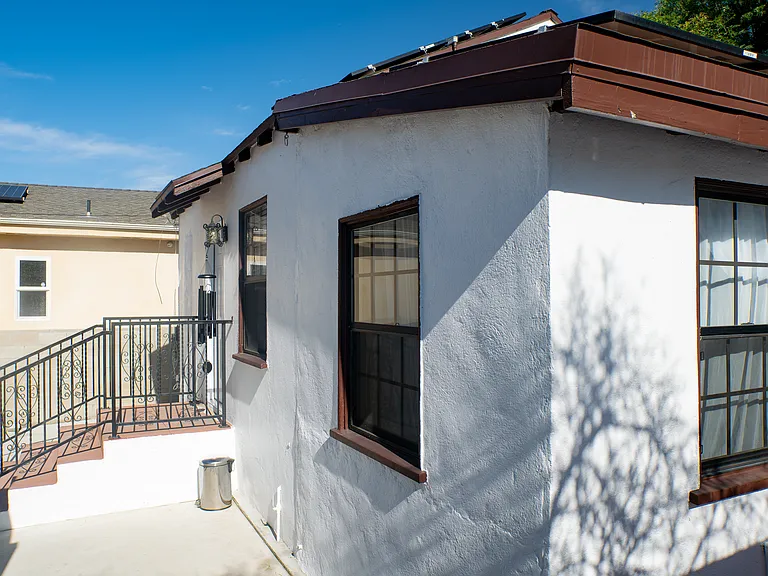 10426 1/2 Helendale Ave — Photo 2