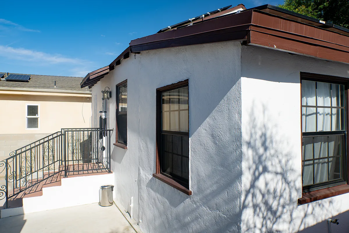 Building Photo - 10426 1/2 Helendale Ave