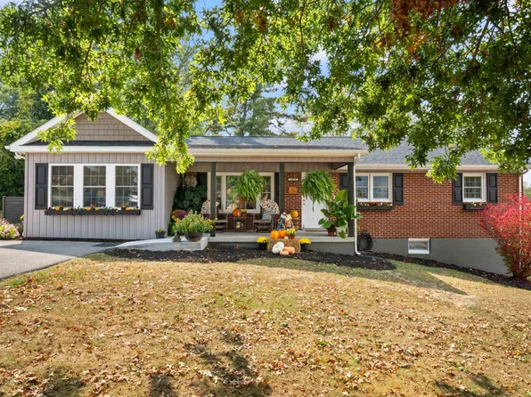 2074 Twin Oaks Ave, Pulaski, VA 24301