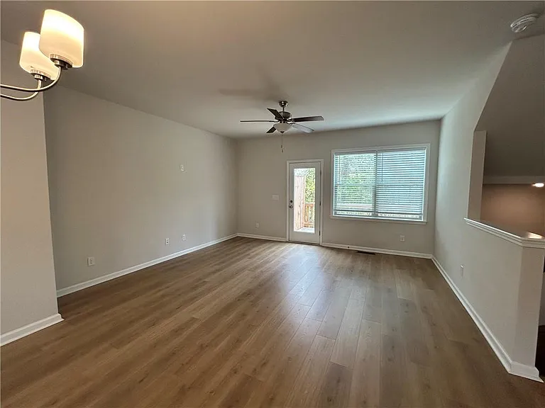 3715 Davis Cir — Photo 8