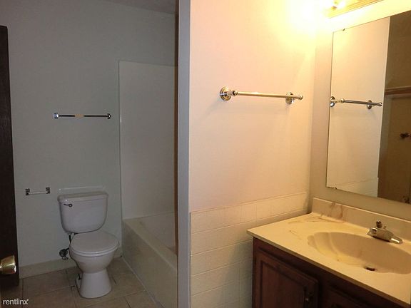 Gillham 528 1 Full Bath (2)