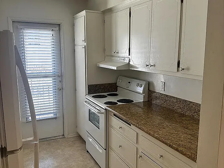 2 bed, 1100 sqft, $3,695 — Photo 3