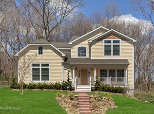 4 Hill Ln, Glen Head, NY 11545