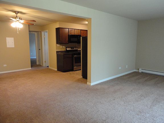 L-shaped liv/dining room