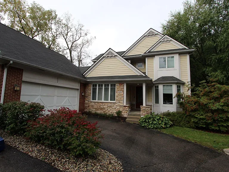 1090 Oakwood Dr — Photo 1