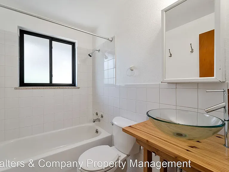 2043 Meade St — Photo 4