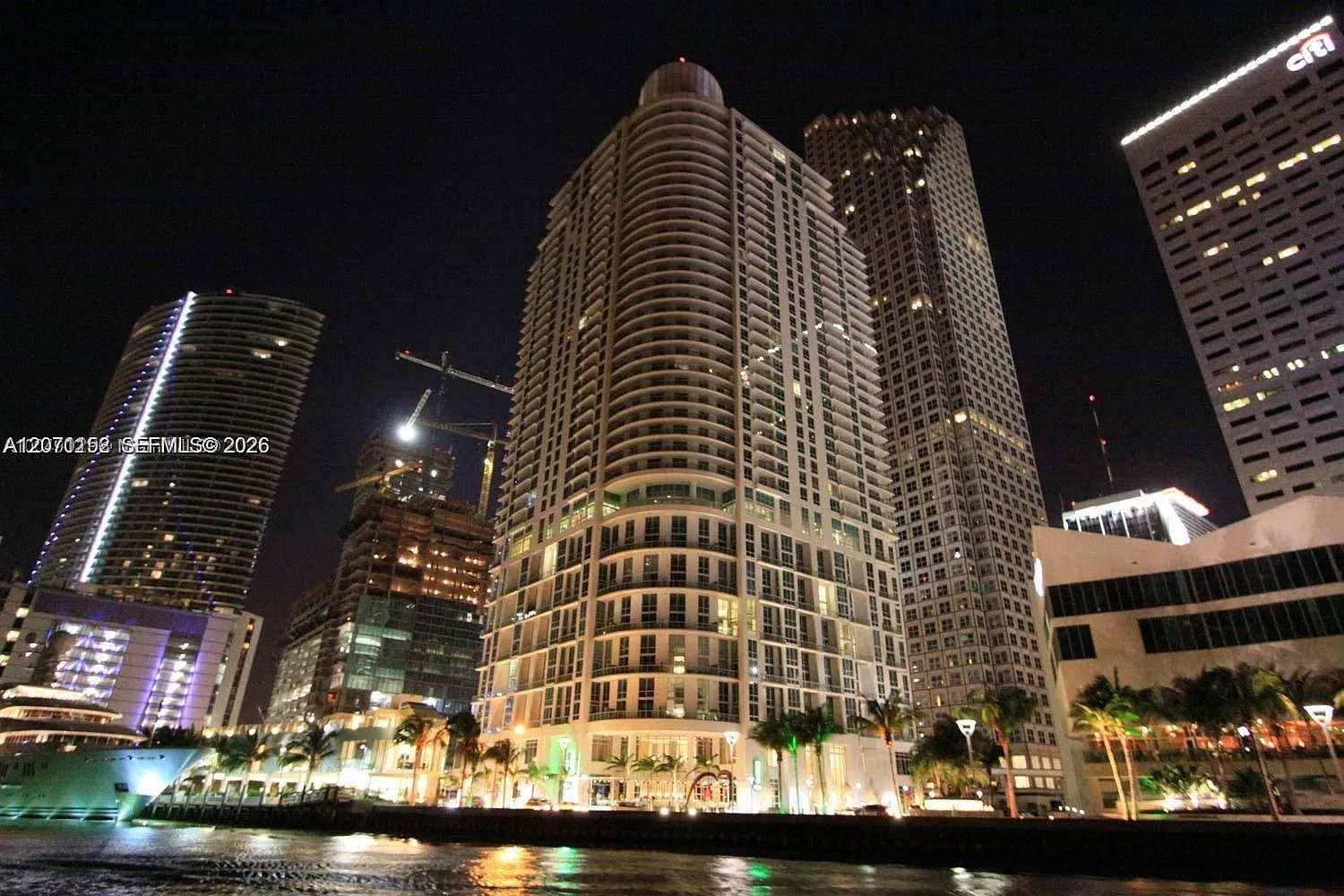 Met 1 Condo — Photo 3