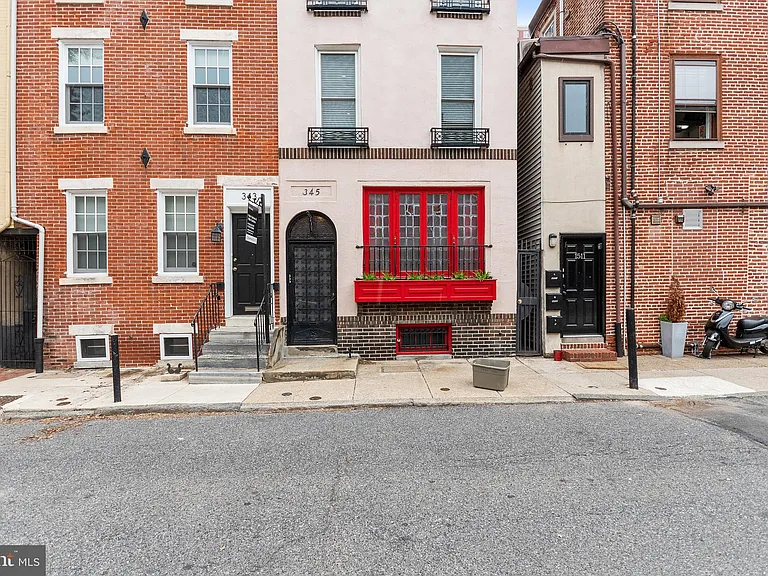 345 S Hicks St — Photo 1