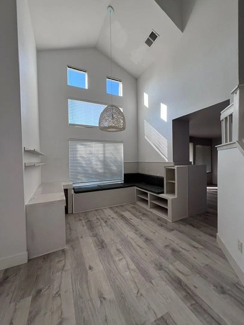 Beautiful Elk Grove home with updated kitchen and bathrooms. Close to schools and shopping. — Photo 3