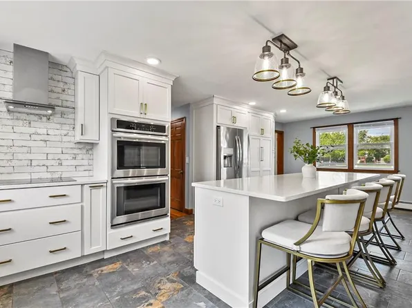 78 Wampanoag Dr, Portsmouth, RI 02871