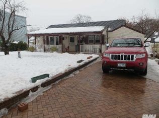 525 S 8th St, Lindenhurst, NY 11757
