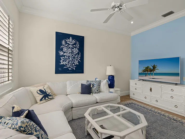 500 L Ambiance Cir #202 — Photo 8