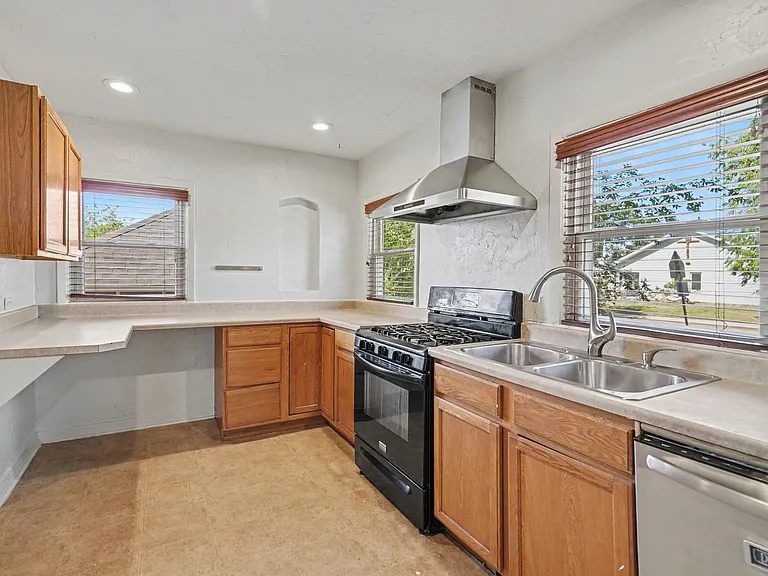 5050 Lincoln St — Photo 5