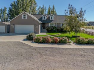 22 E 4th St S, Cowley, WY 82420