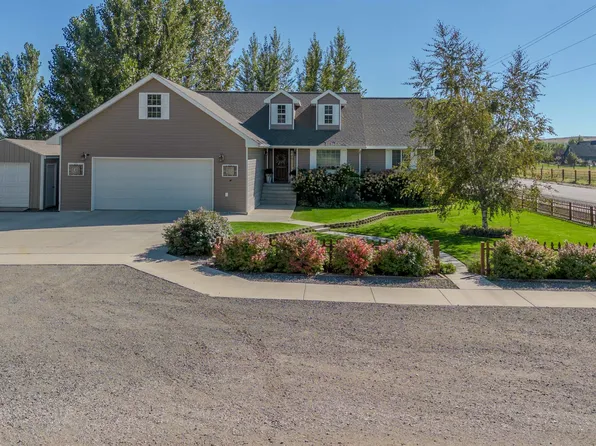22 E 4th St S, Cowley, WY 82420