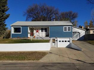 417 Hillcrest Dr, Minot, ND 58703