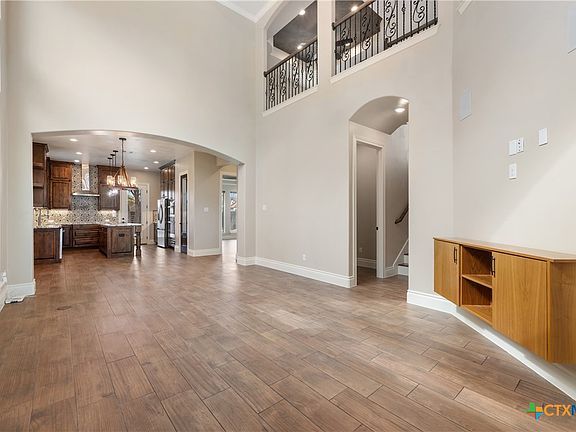 4th image of 600 Samaripa St