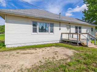 555 6th St S, Winthrop, IA