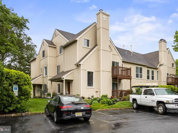 135 Woodlake Dr, Marlton, NJ 08053