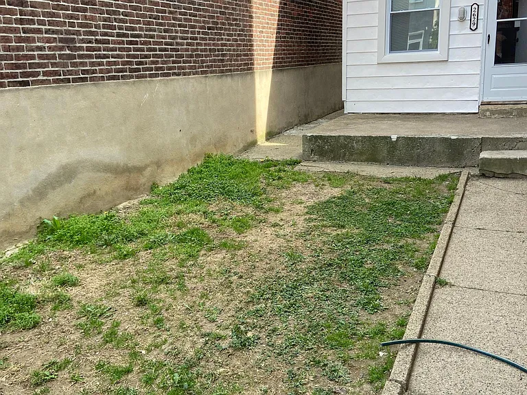 2629 Emerald St — Photo 2
