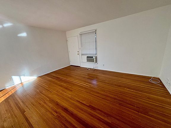 4th image of 1700 W Victory Blvd #C