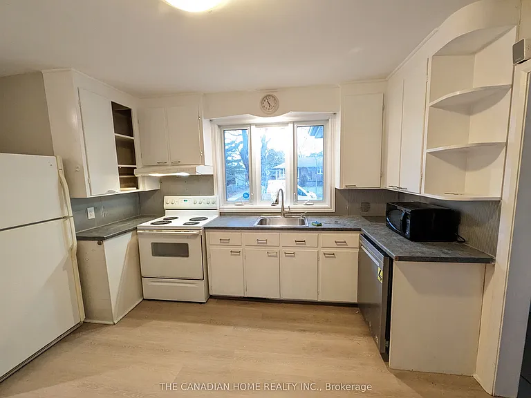60 Campbell Cres #1 — Photo 5