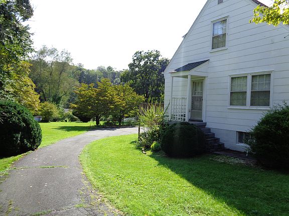 5th image of 210 Sandalwood Dr