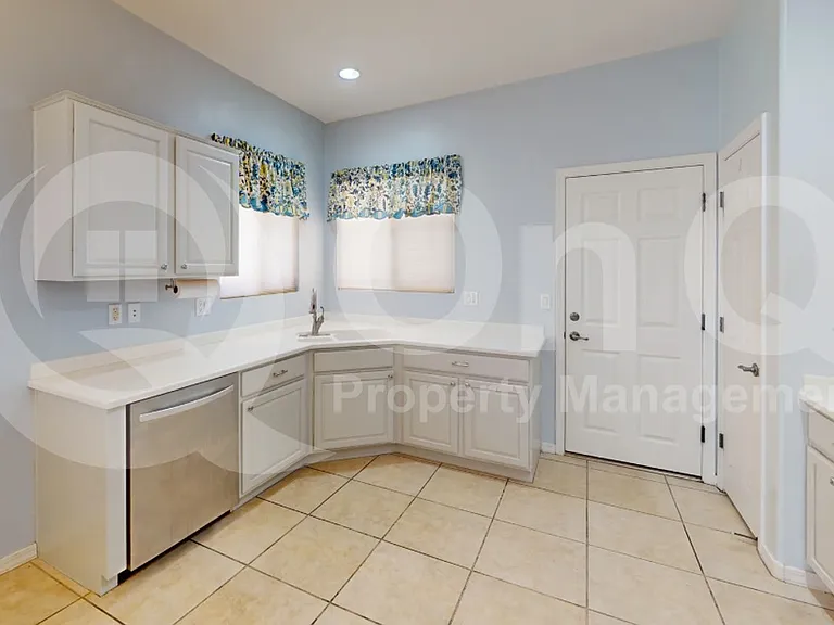 252 W Calle Media Luz — Photo 4