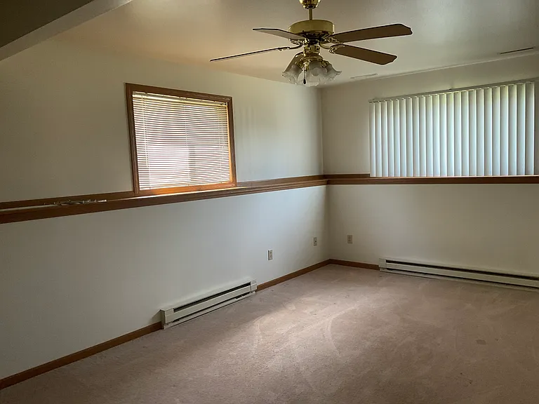 527 Wellington Dr — Photo 5