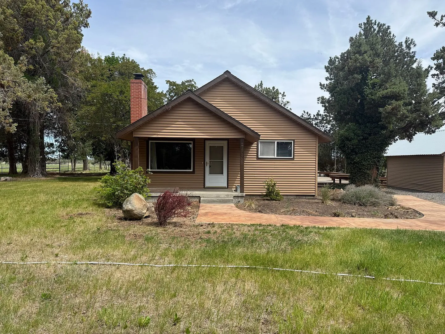 2 Bed/1.5 Bath Single Level Farm House with Mountain Views — Photo 1
