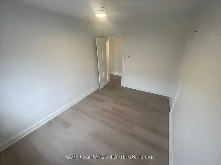1083 Avenue Rd #4 — Photo 29