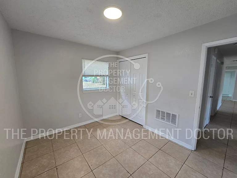 4914 S 84th St — Photo 15