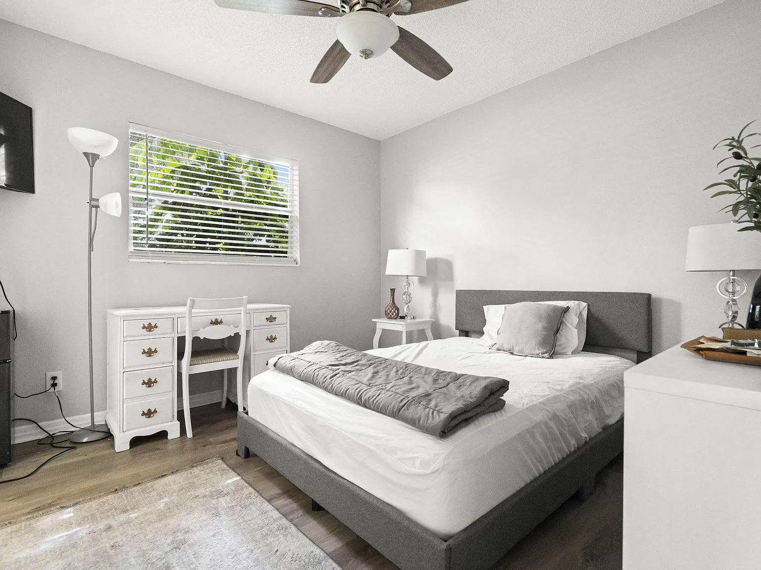4 bed, 2.0 bath, 1200 sqft, $1,001 — Photo 3