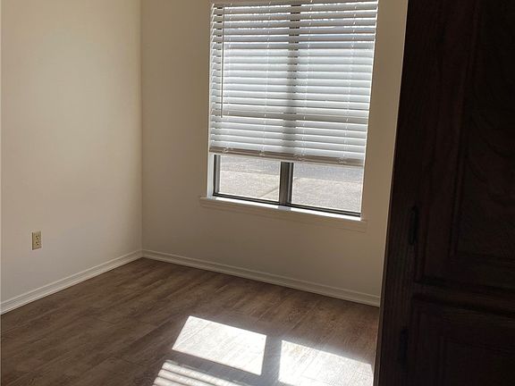 4th image of 11 Eleanor Ln