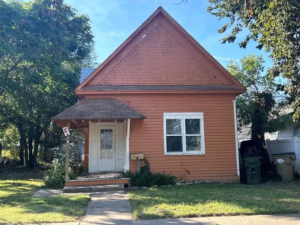 267 W 3rd St, Hoisington, KS 67544