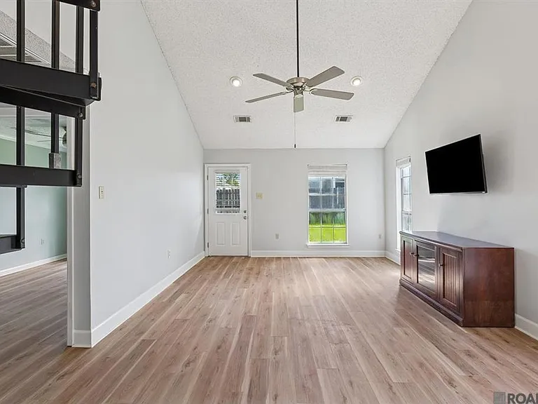 3325 Myrtle Grove Dr — Photo 2