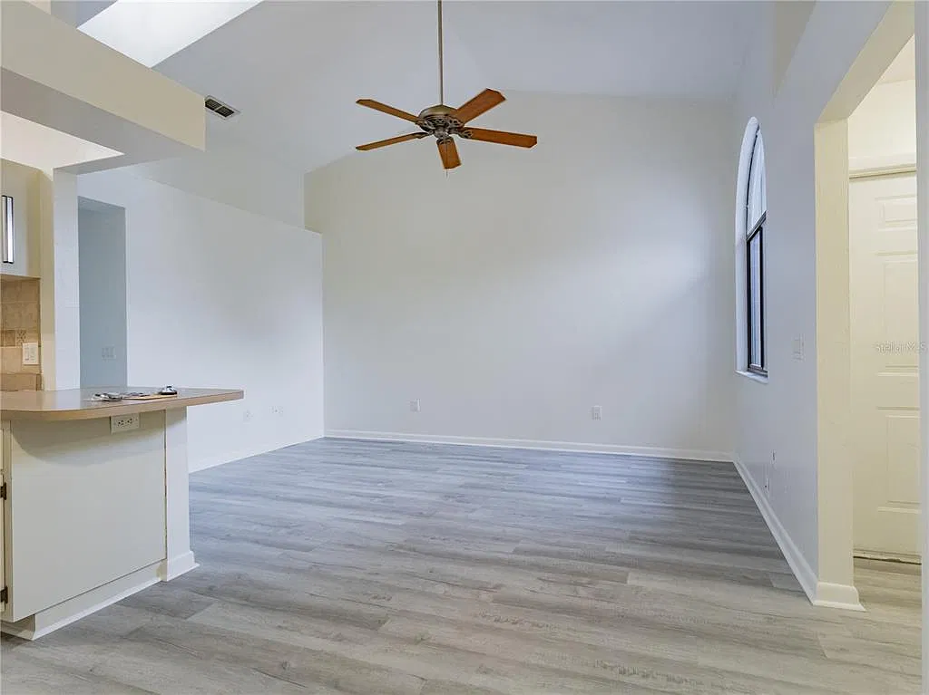 2 bed, 2.0 bath, 887 sqft, $1,300 — Photo 3