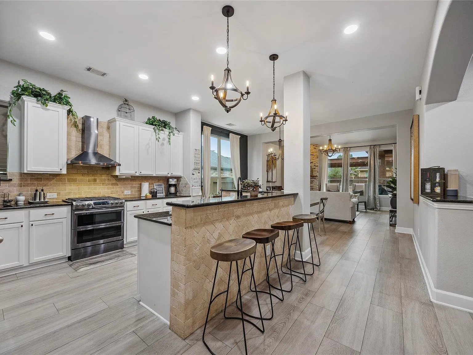 4 bed, 3.5 bath, 2832 sqft, $3,700 — Photo 4