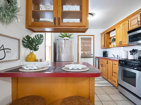 Large Refrigerator, oven, stove, microwave, dish washer and garbage disposal included!
