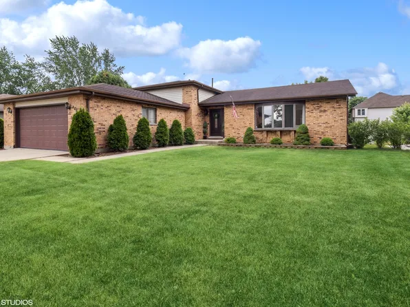 546 Logan St, Roselle, IL 60172