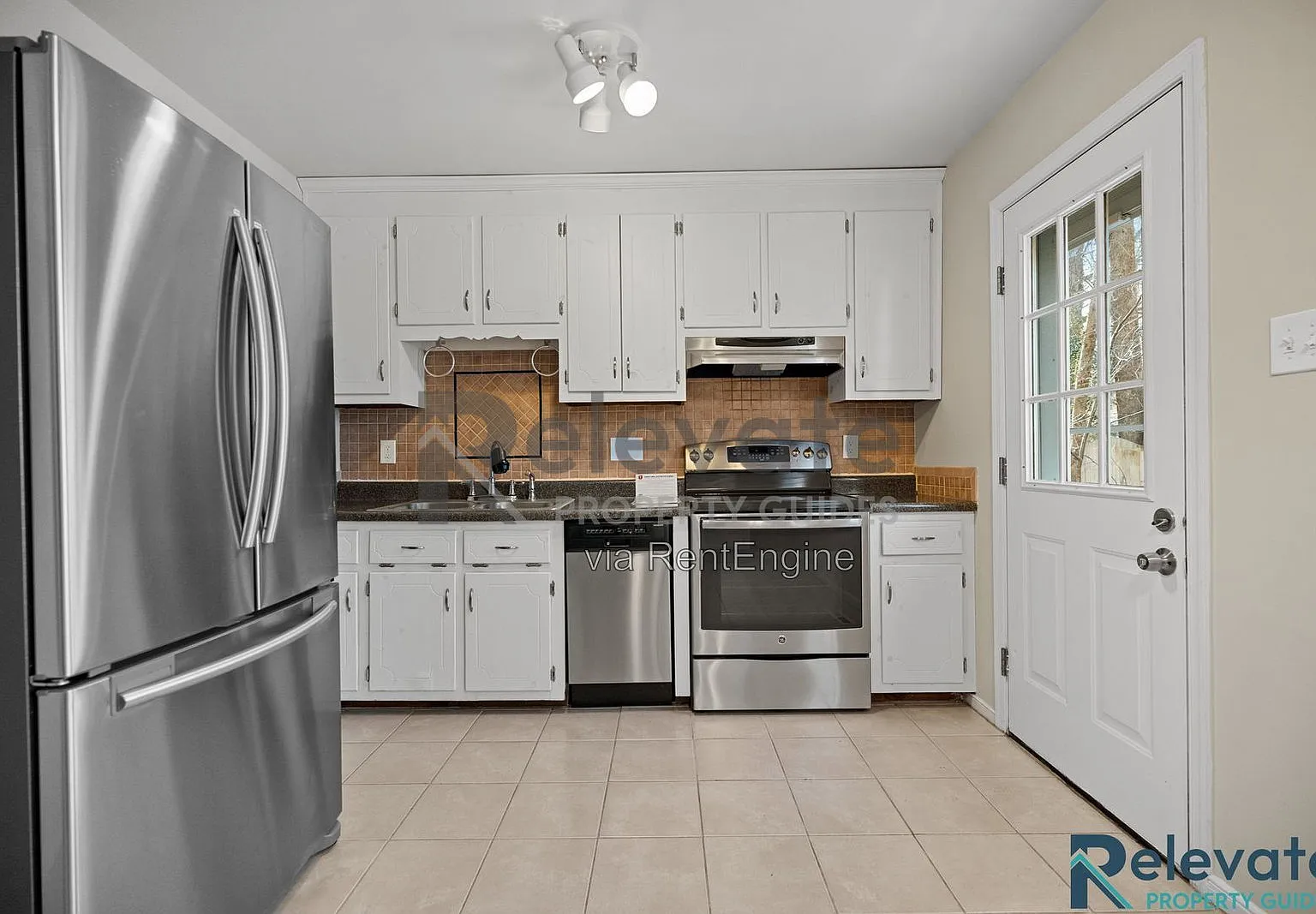 3 bed, 2.0 bath, 1166 sqft, $2,095 — Photo 2
