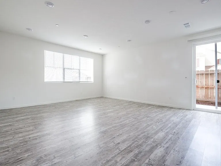 3268 Sunny Gate Ln — Photo 2