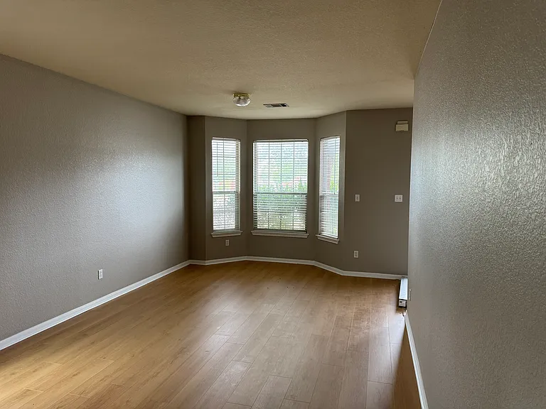 17801 Kilkenny Dr — Photo 2