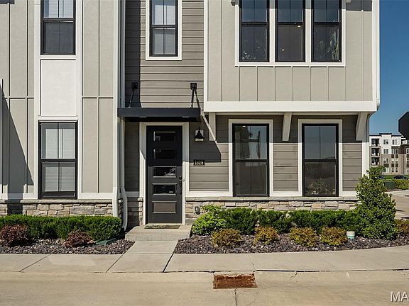3rd image of 1329 W Gateway Hts