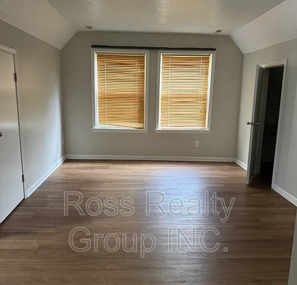 724 Plymouth — Photo 3