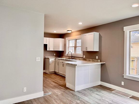 5th image of 1091 E Larch Ave