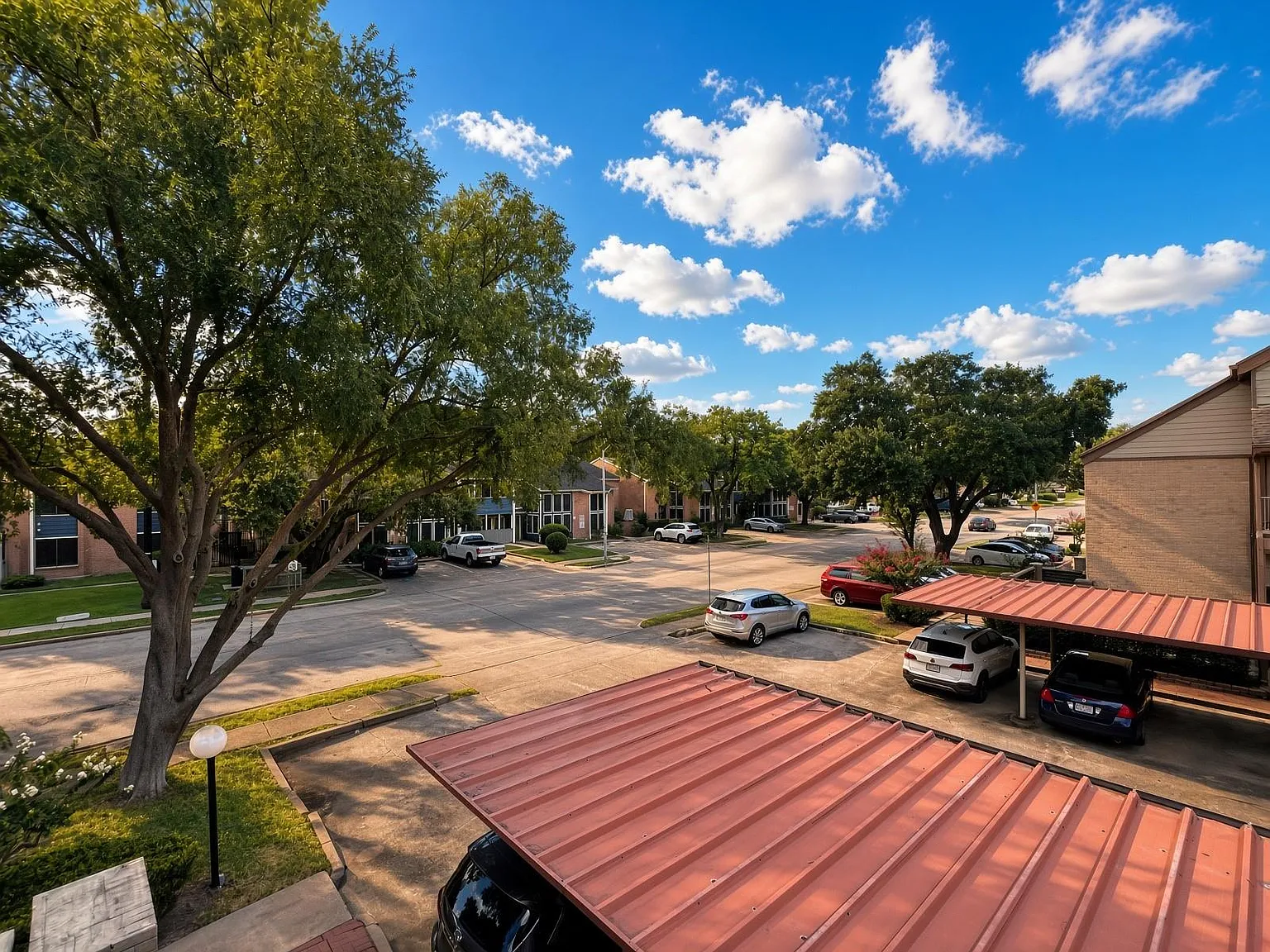 2 bed, 1.0 bath, 832 sqft, $1,300 — Photo 2
