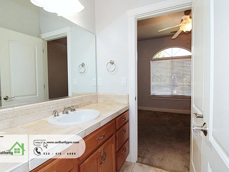 2052 Hedgerow Ave — Photo 11